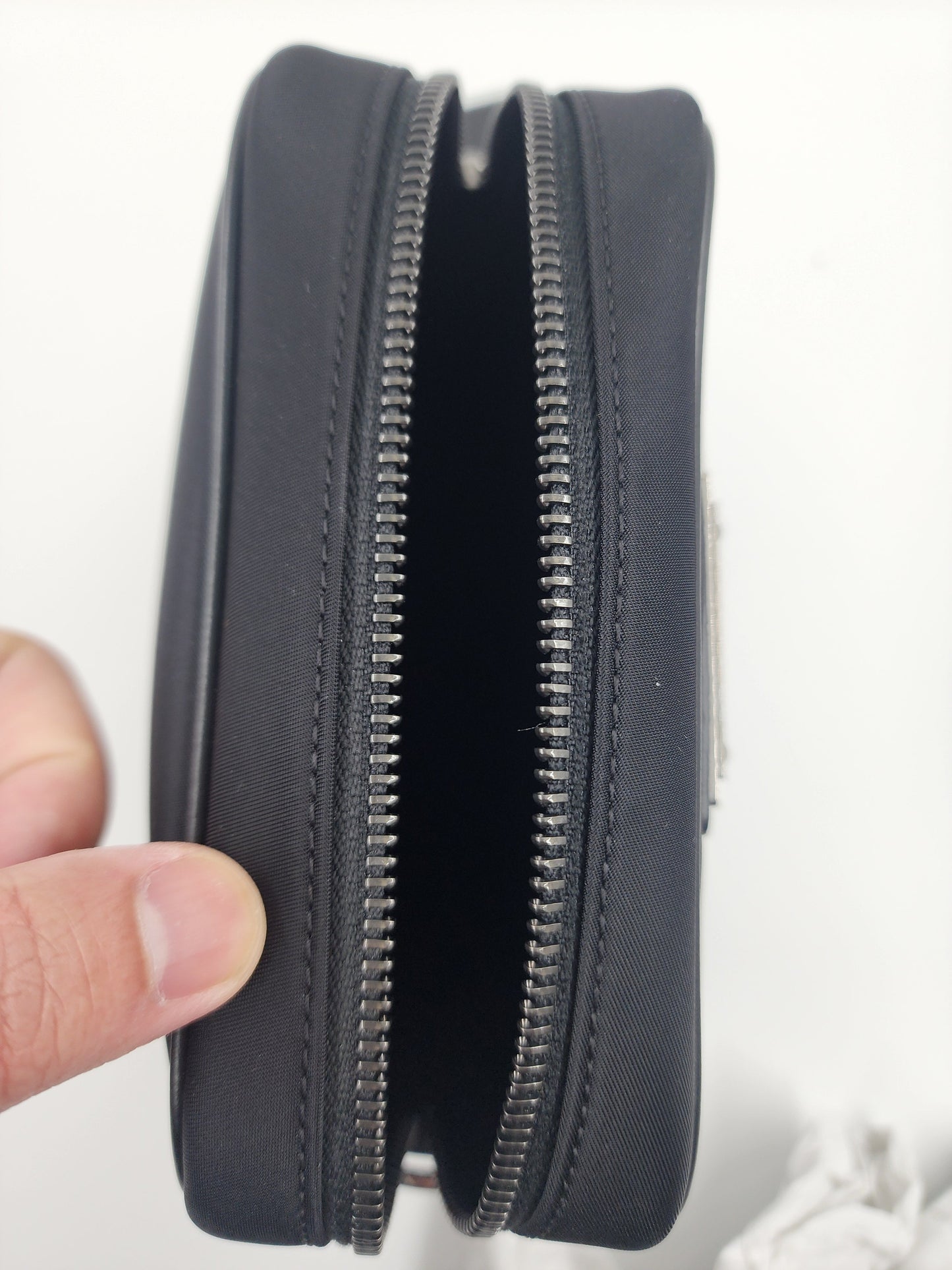 Dolce & Gabbana logo-plaque zip-fastening messenger bag - One Size