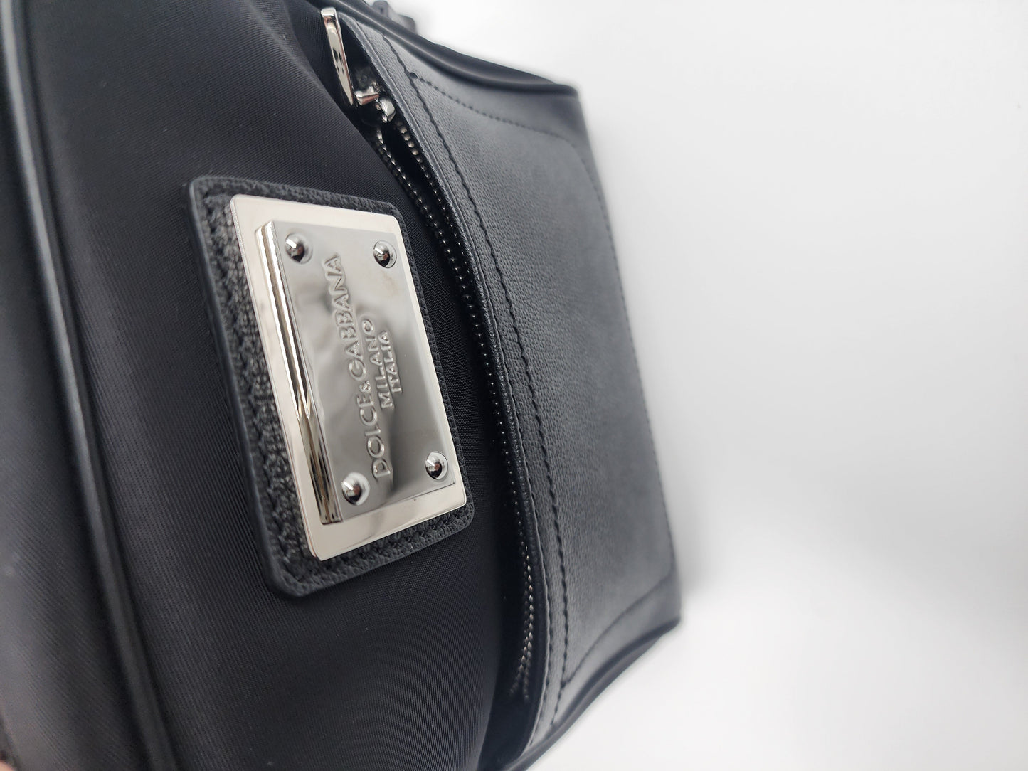 Dolce & Gabbana logo-plaque zip-fastening messenger bag - One Size